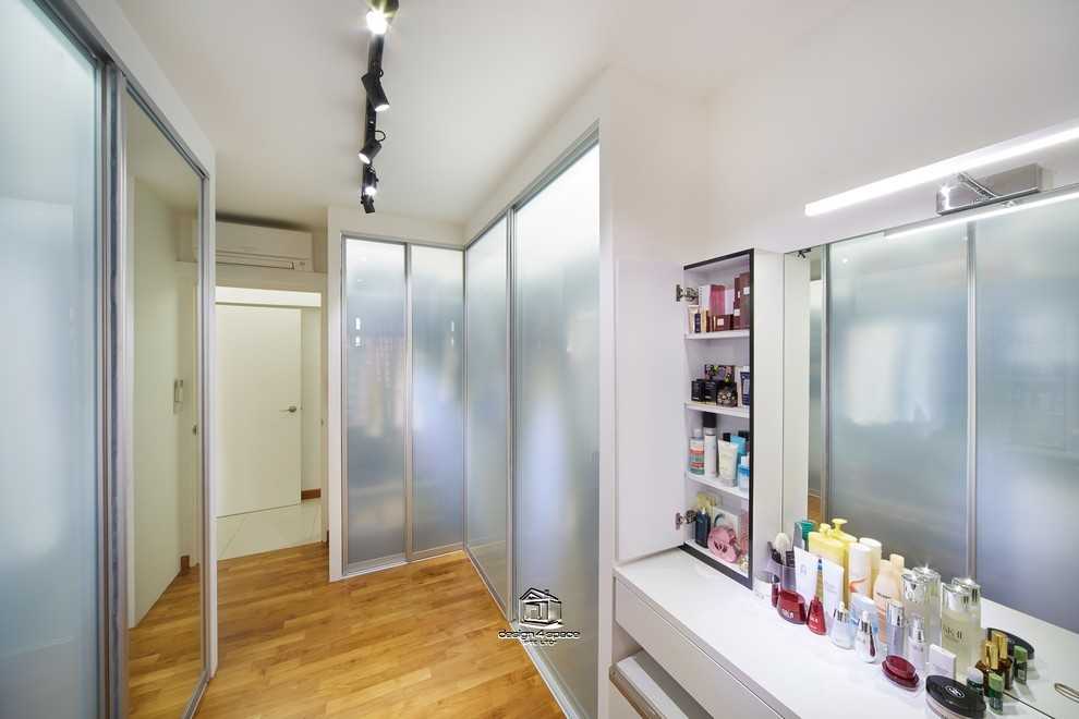 Modern Walk-in Wardrobe with Mirror and Wardrobe