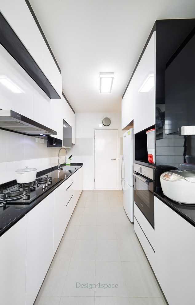 Modern Kitchen with Wood Flooring and Kitchen Island