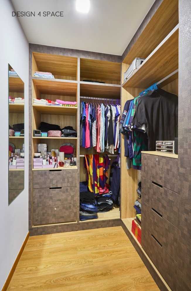Modern Walk-in Wardrobe with Mirror and Wardrobe