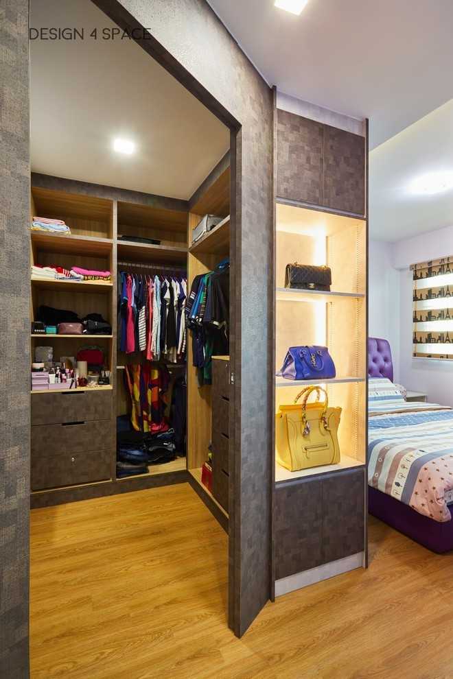 Modern Walk-in Wardrobe with Mirror and Wardrobe