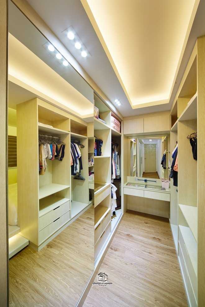 Modern Walk-in Wardrobe with Mirror and Wardrobe