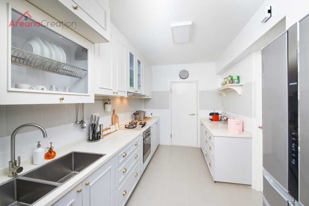 Transitional Kitchen with Homogeneous Tiles and Kitchen Accessories