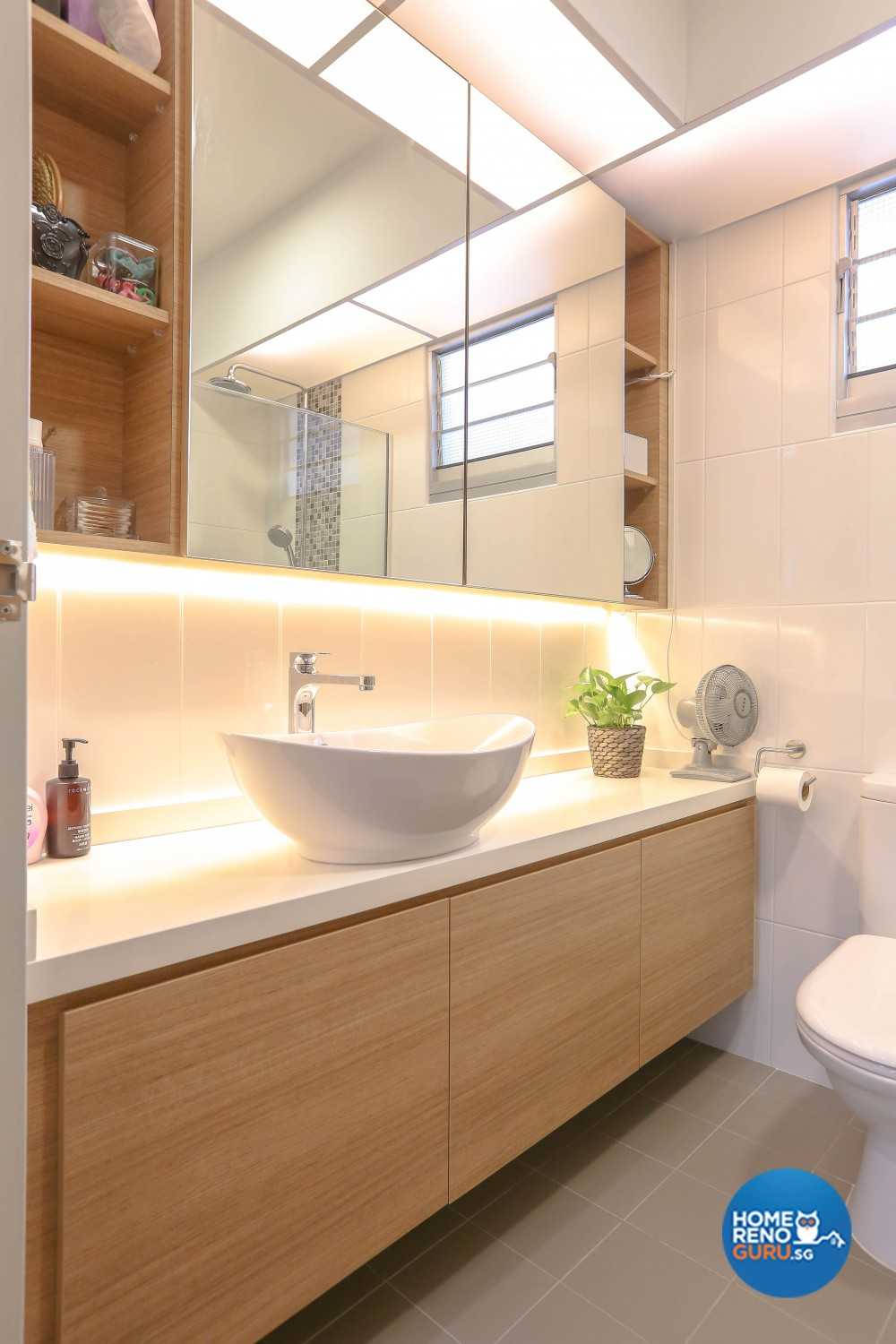 Contemporary Bathroom with Homogeneous Tiles and Mirror